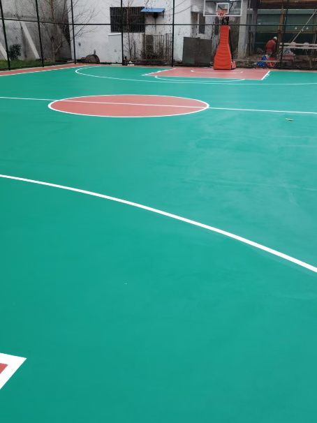尉氏 球场长期使用易出现地面开裂